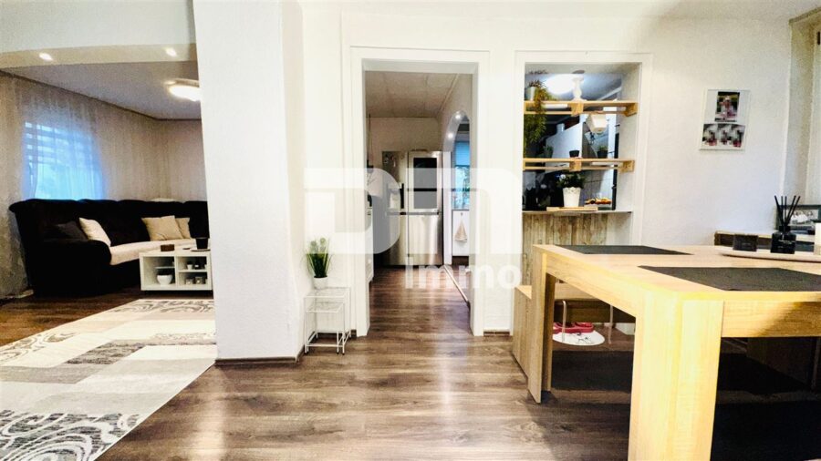 Schönes Ein- bis Zweifamilienhaus mit Gartenbereich, Terrasse + Balkon und Doppelgarage - EG Wohn / Esszimmer / Küche offen - Zugang Balkon